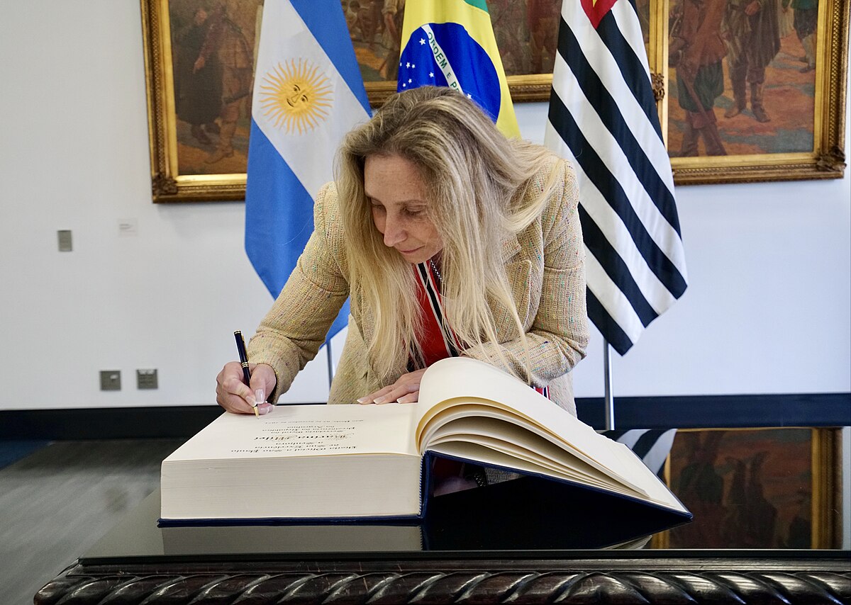 Karina Milei, hermana y principal asesora del presidente argentino, firma el libro de visitas en una reunión oficial en el Palacio dos Bandeirantes, en São Paulo. CELSO SILVA / GOVERNO DO ESTADO SP.