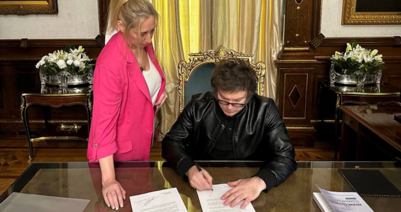 Karina Milei junto a su hermano firmando la carta de invitación al papa Francisco, en 2024. PRESIDENCIA DE LA NACIÓN