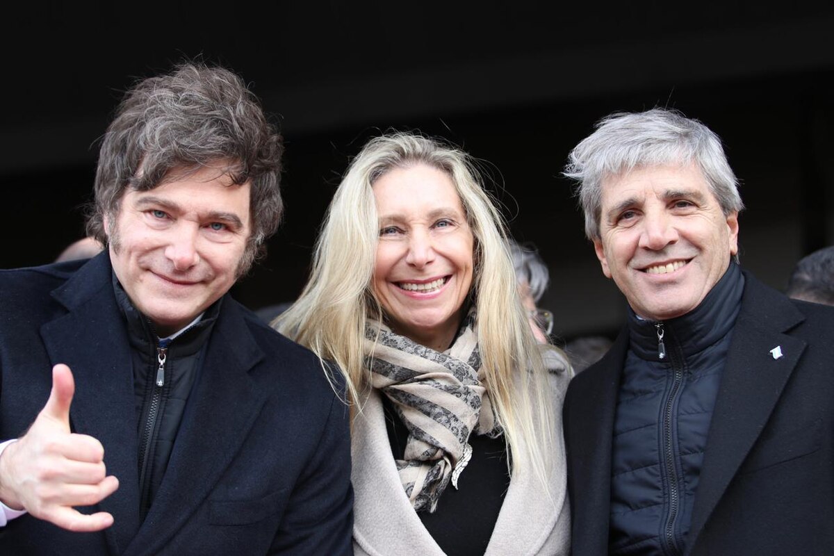 Javier y Karina Milei, junto al ministro de Economía, Luis Caputo. PRESIDENCIA DE LA NACIÓN