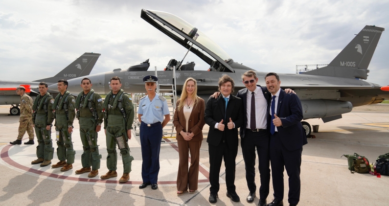 Karina y Javier Milei en la presentación oficial de la flota de aviones F 16 en Córdoba, el 7 de diciembre de 2025. PRESIDENCIA DE LA NACIÓN