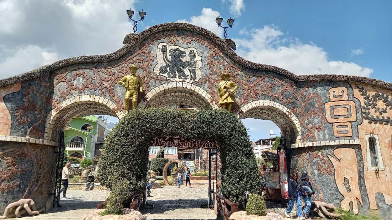 El Parque de la Identidad Wanka, en la ciudad peruana de Huancayo, dedicado a la memoria y al legado de los grandes artistas vernaculares del Ande central. LAURA AGUINAGA