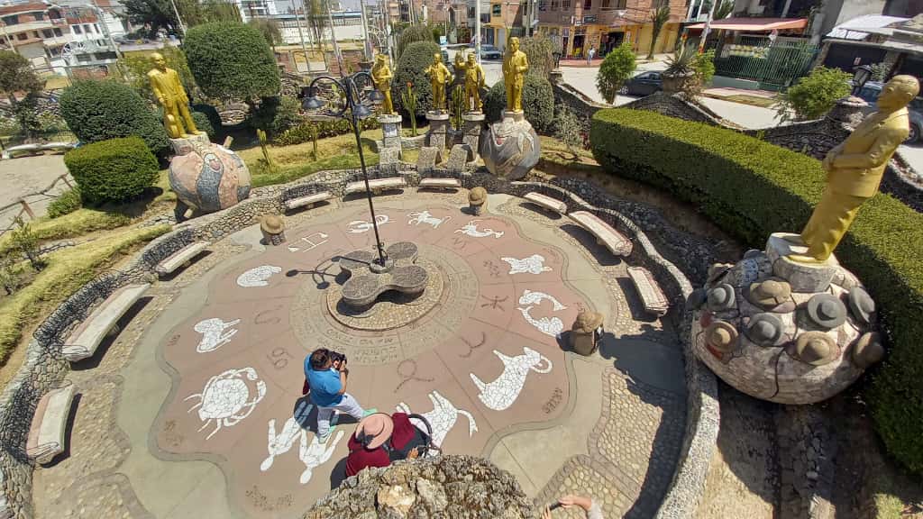 El Parque de la Identidad Wanka, con estatuas dedicadas a los principales artistas del Ande central.  LAURA AGUINAGA