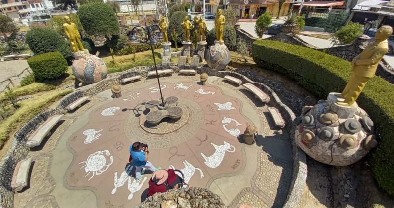 El Parque de la Identidad Wanka, con estatuas dedicadas a los principales artistas del Ande central.LAURA AGUINAGA