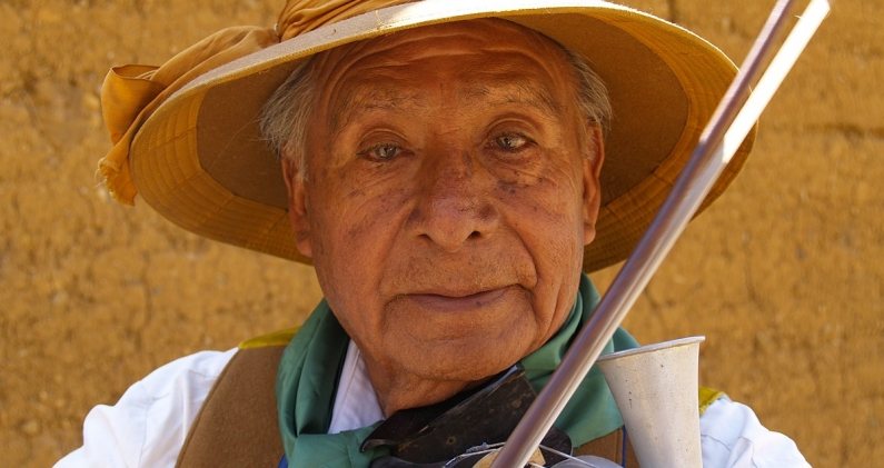 Zenobio Dagha Sapaico, violinista y compositor fundamental del folklore wanka, retratado en 2007. ARCHIVO