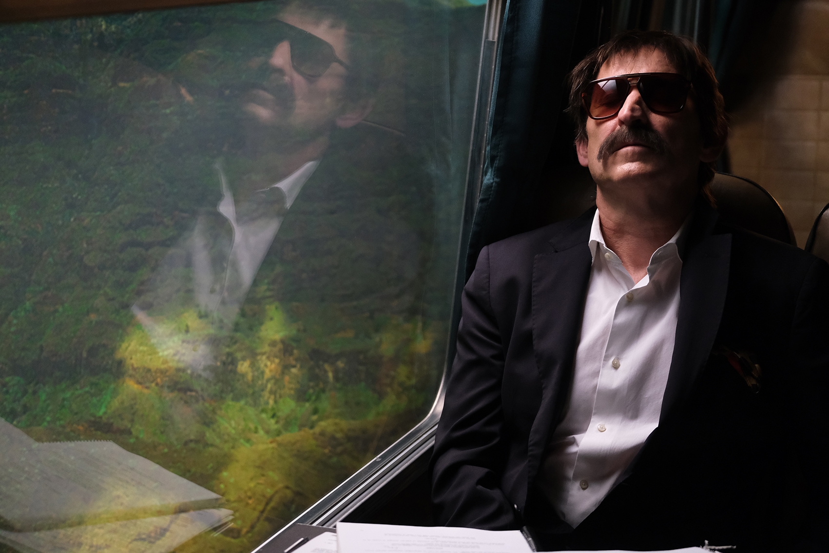 Albert Pla en 'Emergency Exit', la nueva película de Lluís Miñarro en la que encarna a un cineasta tan errático como desencantado. CORTESÍA