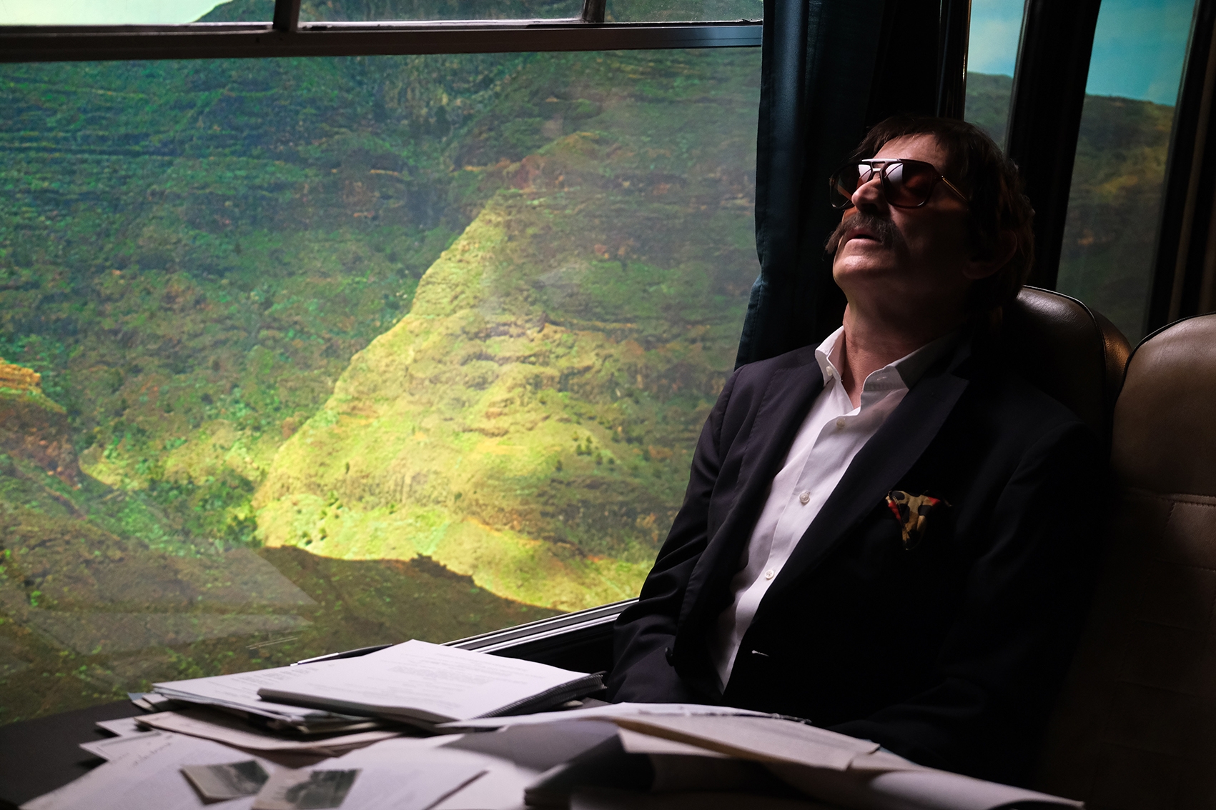 Albert Pla en 'Emergency Exit', la nueva película de Lluís Miñarro en la que encarna a un cineasta antipático y desencantado. CORTESÍA