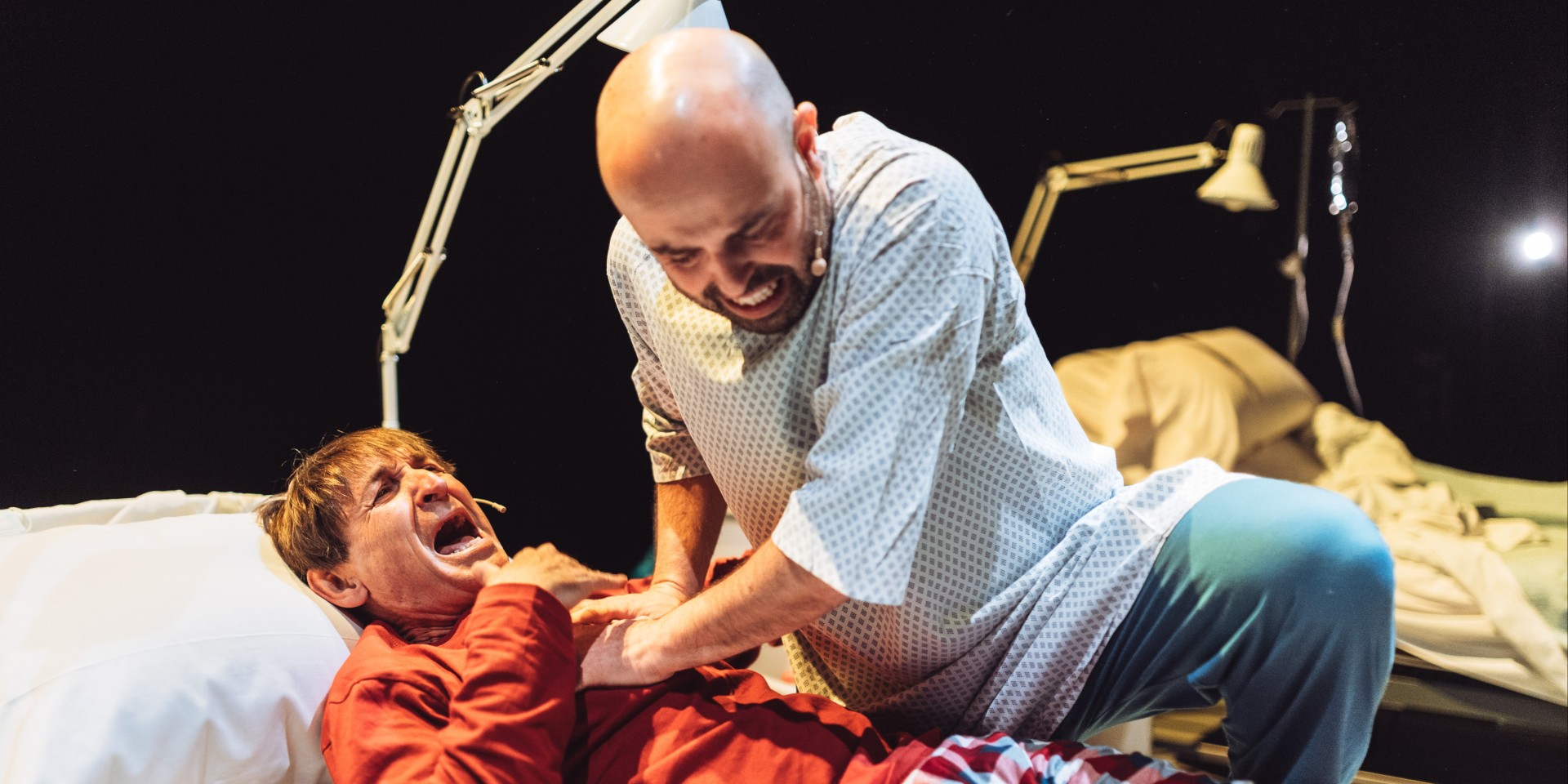 Albert Pla y Peyu durante una escena de 'Hamlet', el espectáculo teatral representado en el Coliseum de Barcelona. BALAÑÁ