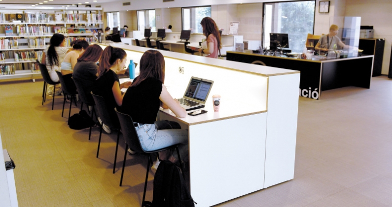 Jóvenes estudiantes participan en el programa Aceledora de FP Dual. AMB