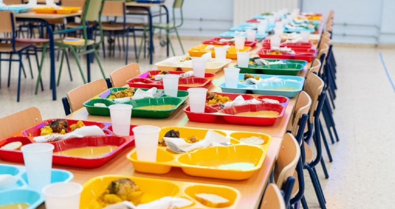 Un comedor escolar preparado para el servicio dentro del programa de ayudas escolares. AMB
