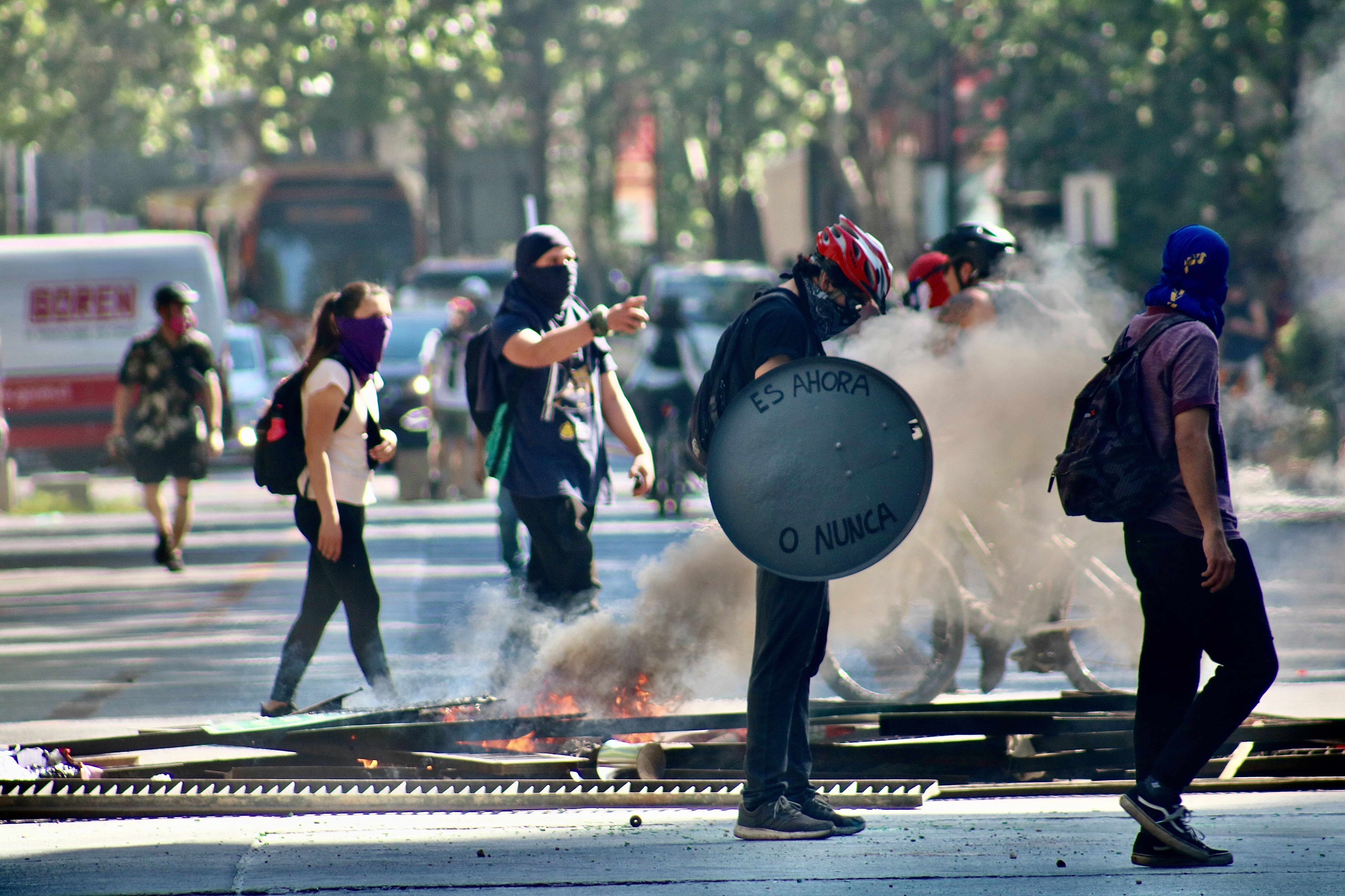 Jóvenes protestando en Santiago de Chile en octubre de 2019. UNSPLASH/JORGE FERNÁNDEZ SALAS