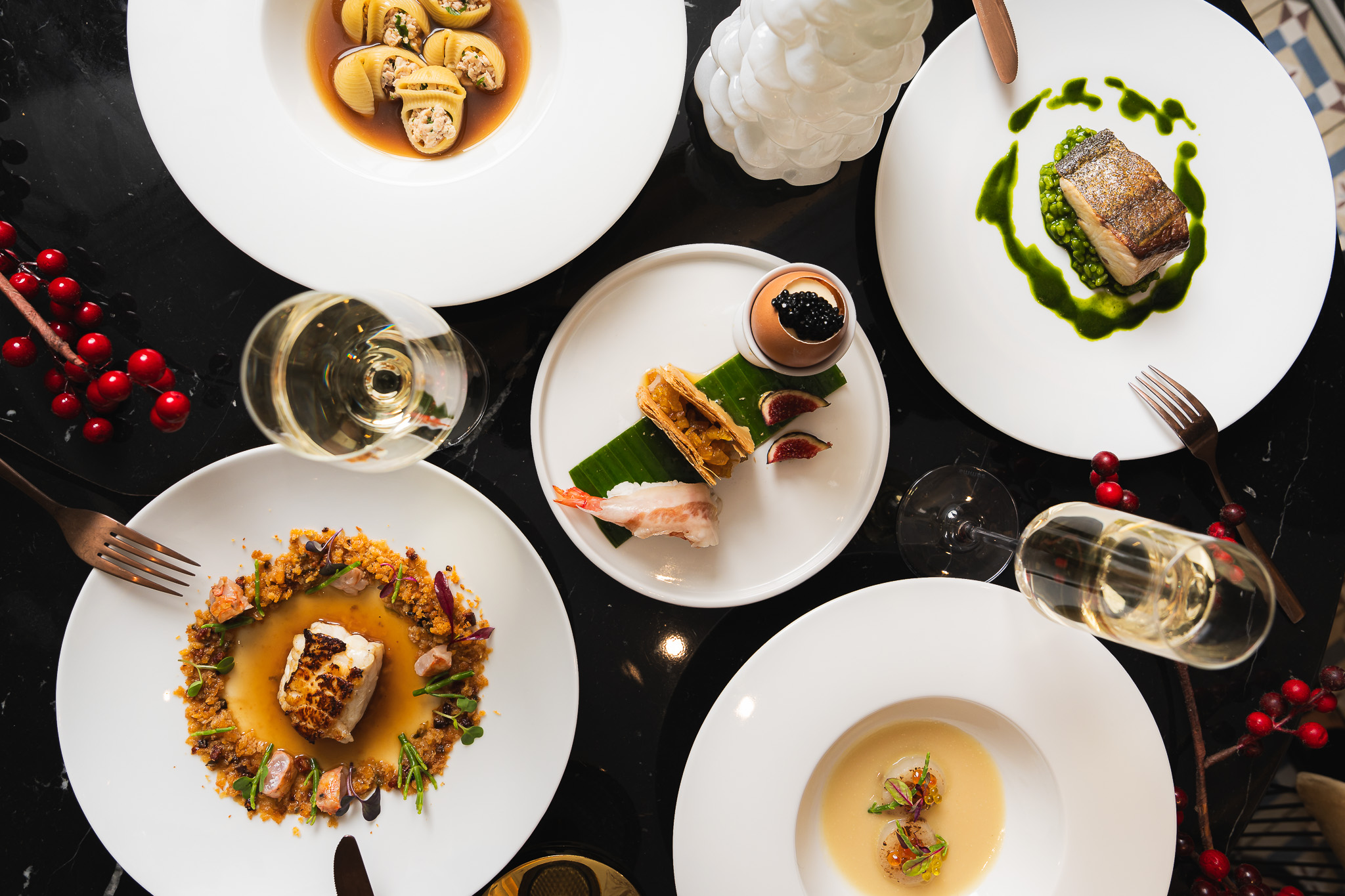 Los menús de Navidad de los hoteles gastronómicos de Barcelona convierten la mesa en un espacio de celebración. En la imagen, la propuesta del Kimpton Vividora Hotel. MÉSQHOTELS