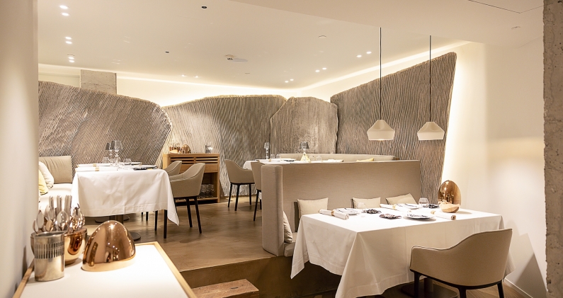 Interior del restaurante Caelis, el espacio gastronómico del Ohla Barcelona. MÉSQHOTELS
