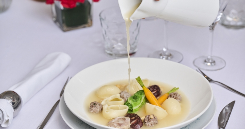 Escudella, uno de los clásicos reinterpretados que forman parte de los menús de The One Barcelona. MÉSQHOTELS