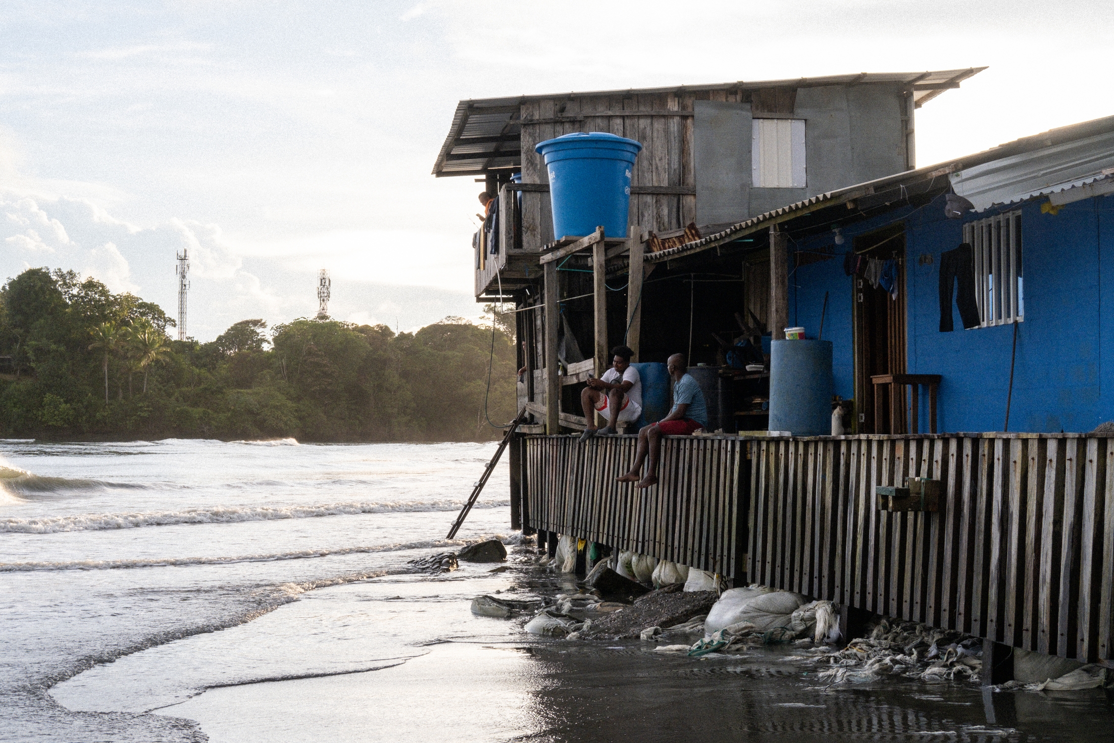 Habitantes de la zona sur de Juanchaco ven cómo al caer la tarde, con la subida de la marea, el agua empieza a golpear sus casas. MARIO TORO QUINTERO