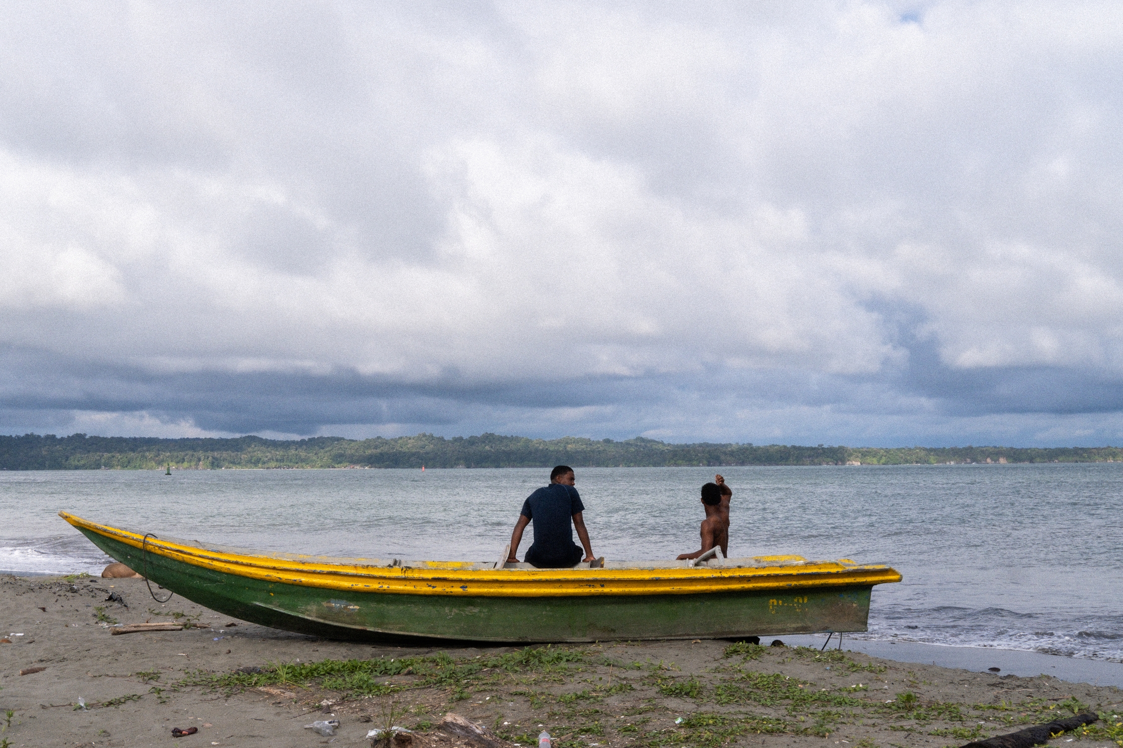 Pescadores locales observan sobre su lancha el movimiento del mar en las costas de Juanchaco. MT