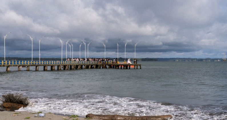 Vista del puerto de Juanchaco con varios turistas llegando y otros listos para abordar hacia sus recorridos. MT