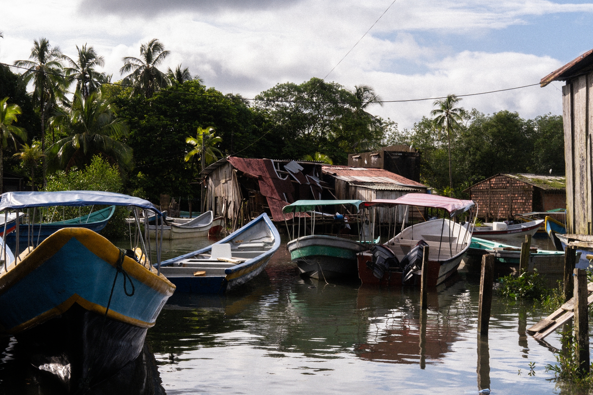 Una de las casas caídas en las zonas residenciales de Juanchaco que se han visto afectadas por el alto nivel de las mareas. MT