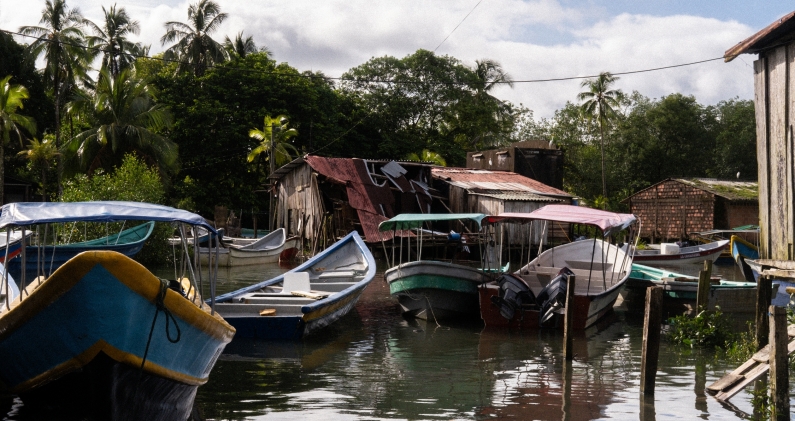 Una de las casas caídas en las zonas residenciales de Juanchaco que se han visto afectadas por el alto nivel de las mareas. MT