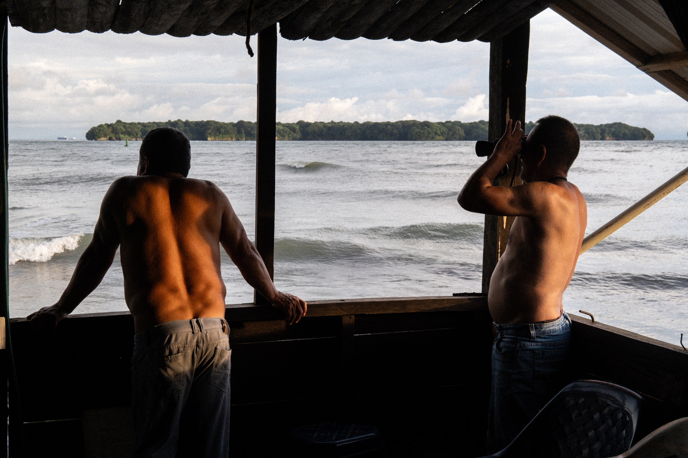 Locales revisan con binoculares desde sus casas el movimiento del mar antes del atardecer. MT