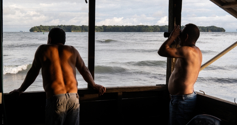 Locales revisan con binoculares desde sus casas el movimiento del mar antes del atardecer. MT