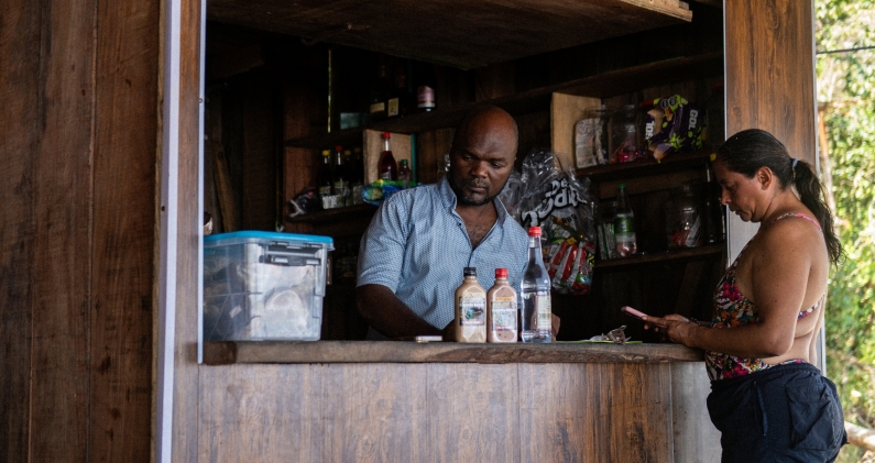 Nilson García, propietario del único restaurante de Playa Chucheros, otra de las playas afectadas, atendiendo a una clienta. MTQ