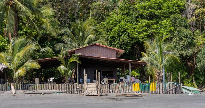 Estructura elevada del restaurante de Chucheros protegido con unas paredes de bambú y arena. MT