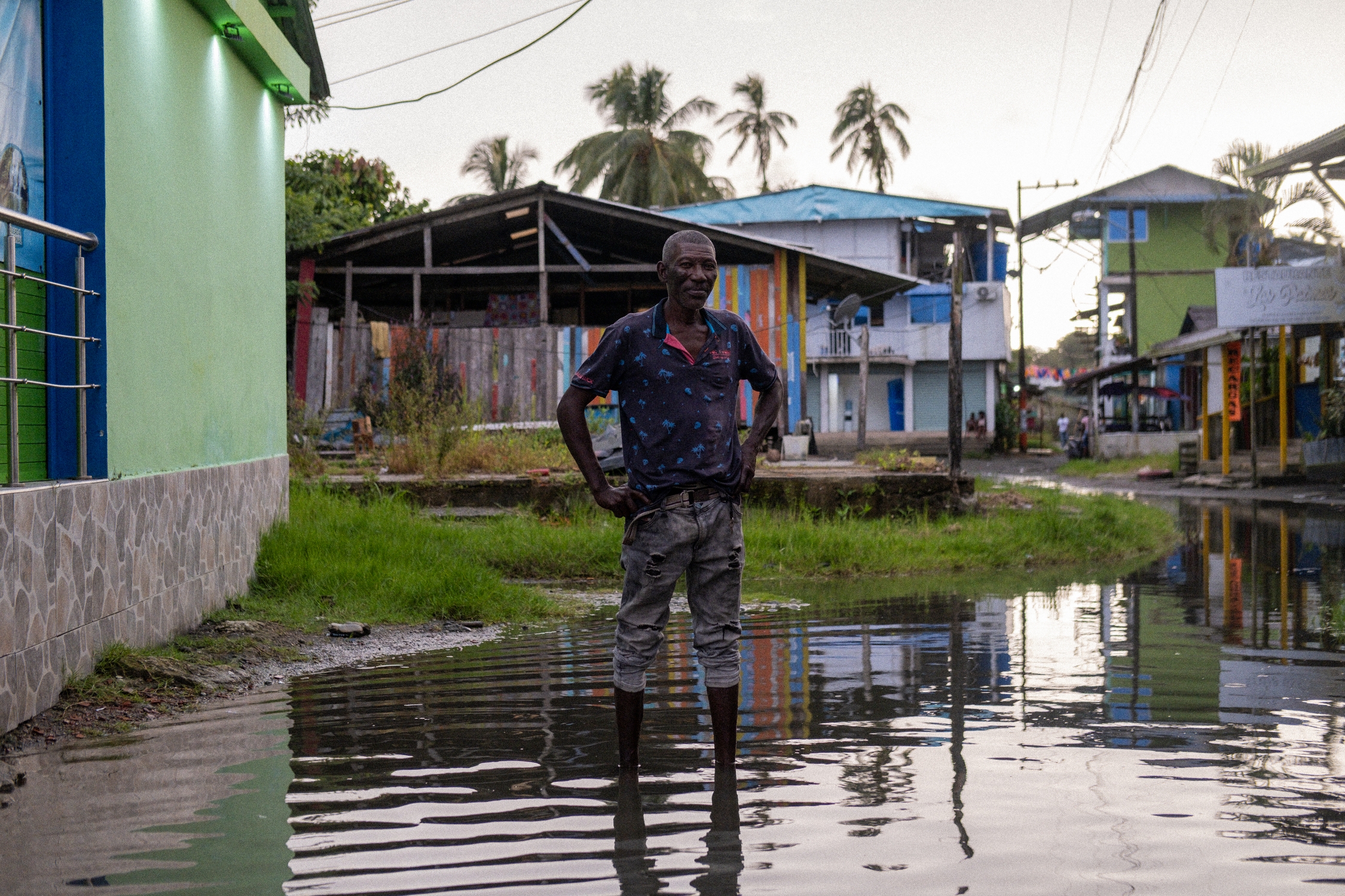 Pobladores andan descalzos y con pantalones remangados en zonas comerciales y residenciales debido al aumento del nivel del agua. MTQ