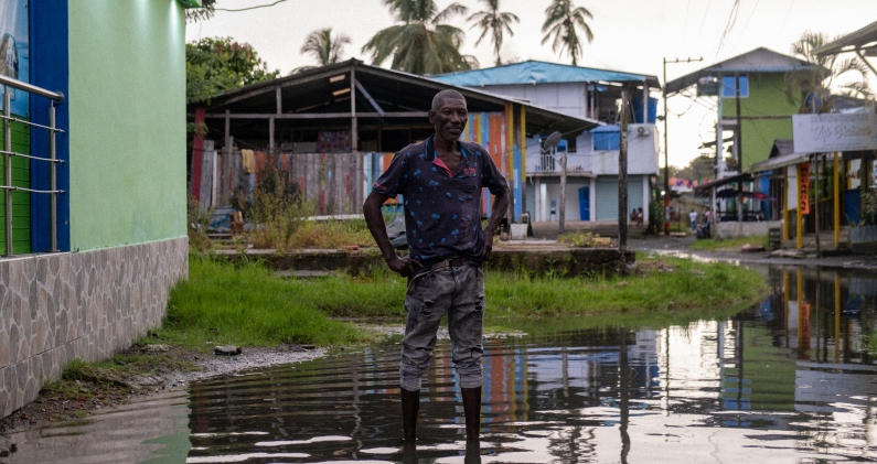 Pobladores andan descalzos y con pantalones remangados en zonas comerciales y residenciales debido al aumento del nivel del agua. MTQ