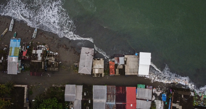 Vista aérea de la marea alta golpeando las casas de Juanchaco. MT