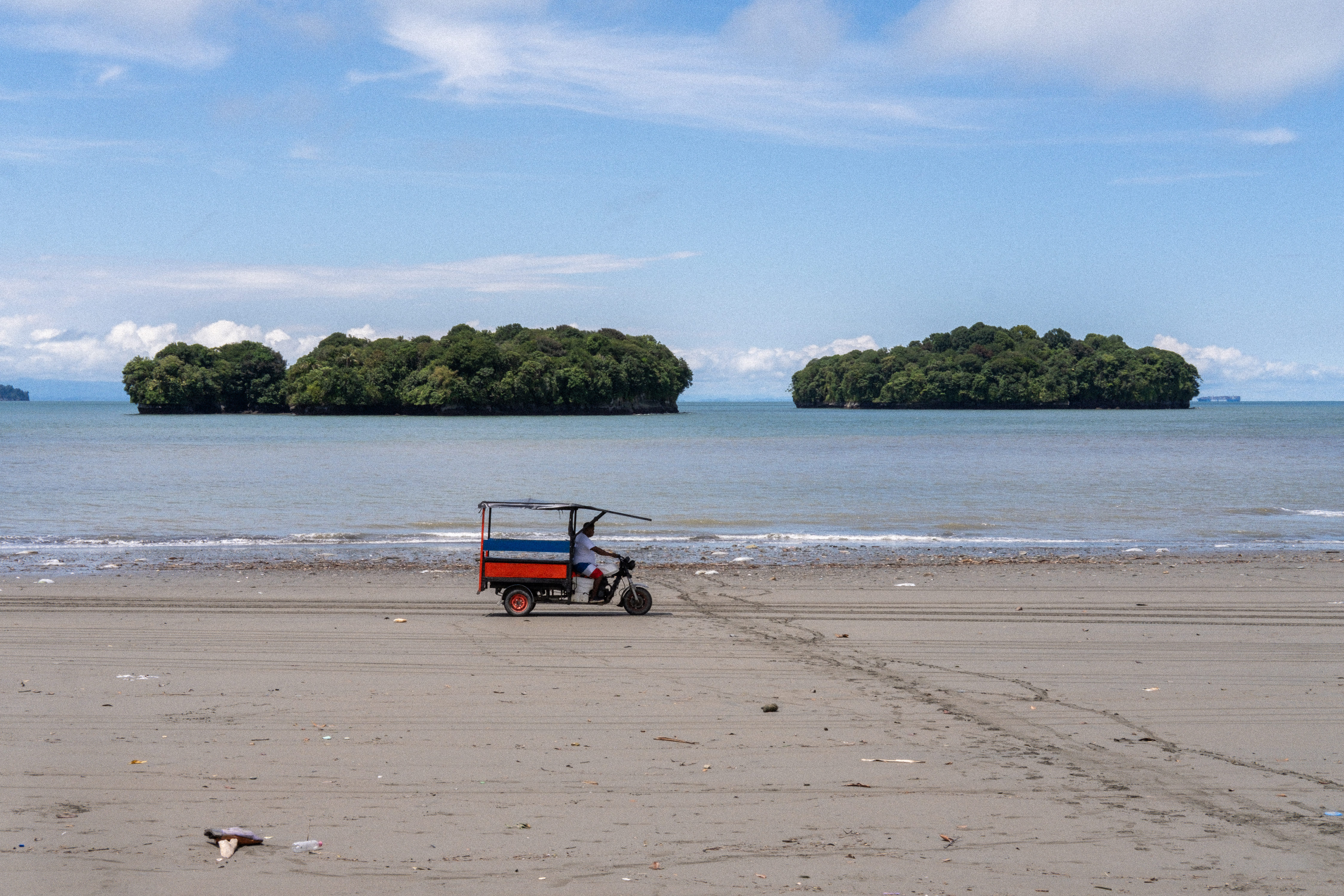 Cuando la marea baja, la playa se vuelve otra de las vías funcionales para que motos y cargueros se transporten por allí. MTQ