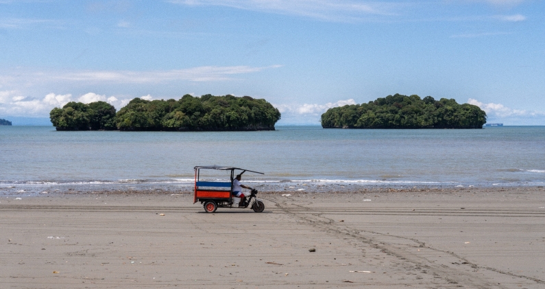 Cuando la marea baja, la playa se vuelve otra de las vías funcionales para que motos y cargueros se transporten por allí. MTQ