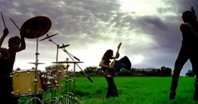 Fotograma del videoclip 'Y lo que quiero es que pises sin el suelo', de Catupecu Machu, dirigido por Gianfranco Quattrini y premiado por MTV. ARCHIVO