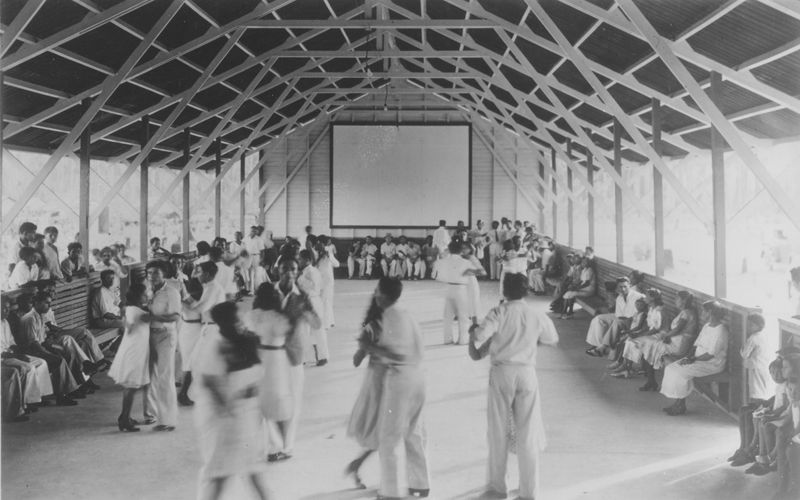 Habitantes de Fôrdlandia, en un baile, hacia 1933. FLICKR/THEHENRYFORD CON LICENCIA CC BY-NC-SA 2.0