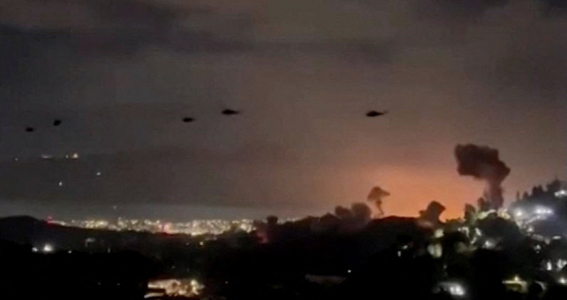 Helicópteros sobrevuelan Caracas en la madrugada del 3 de enero de 2026. X / GRANDPAROY2
