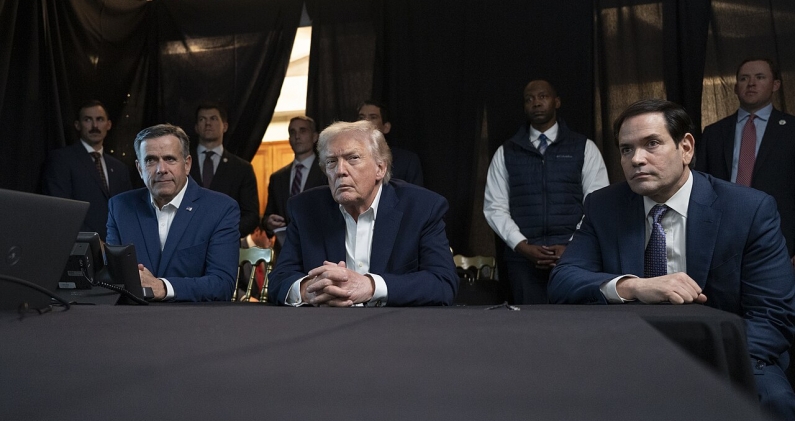 Donald Trump, junto a John Ratcliffe y Marco Rubio, sigue desde Florida las operaciones militares. WHITE HOUSE