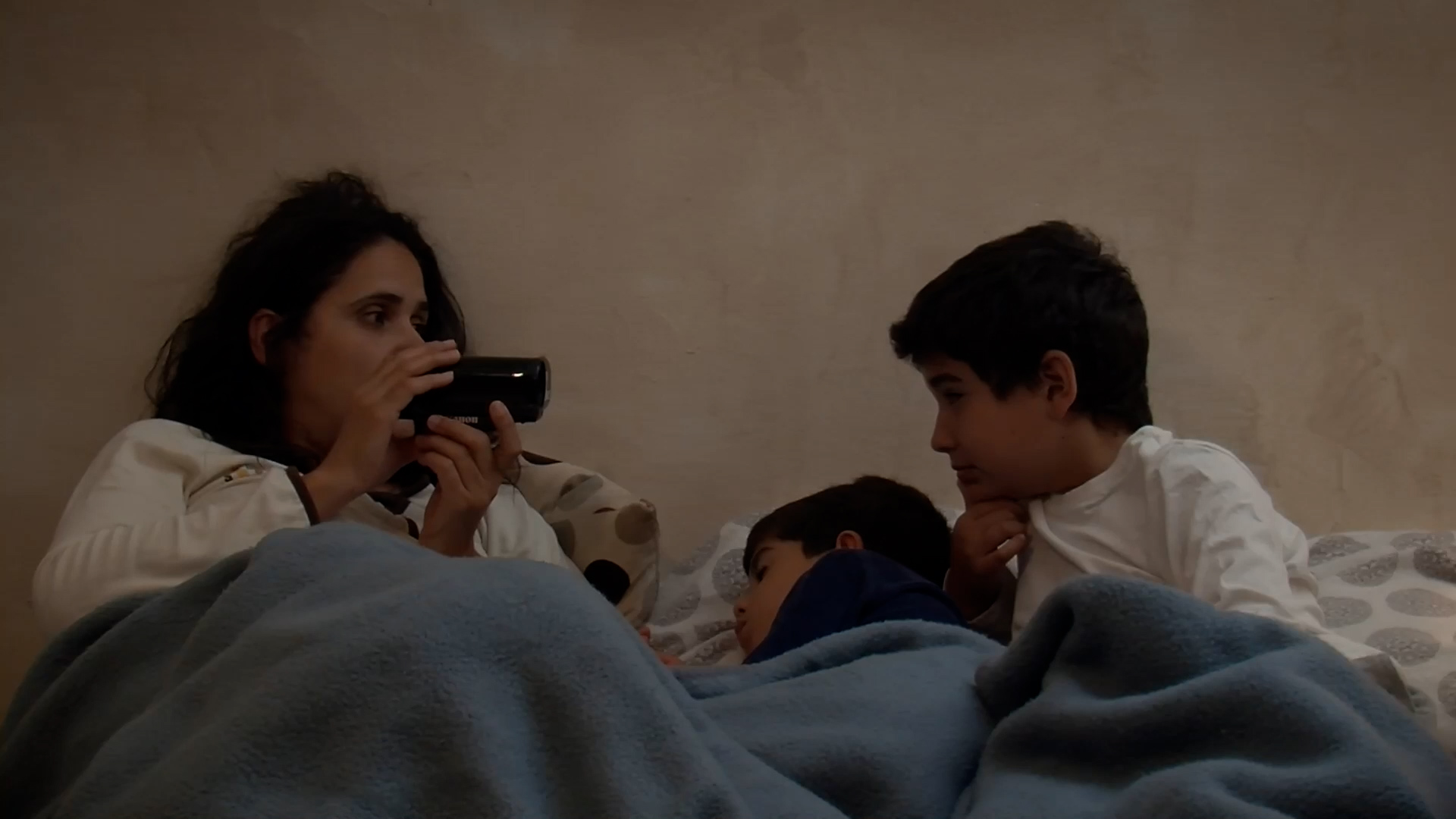 Una escena doméstica registrada durante el rodaje de 'Código Marcos', el documental que acompaña durante cinco años la vida cotidiana de una familia y su experiencia con el autismo. CORTESÍA
