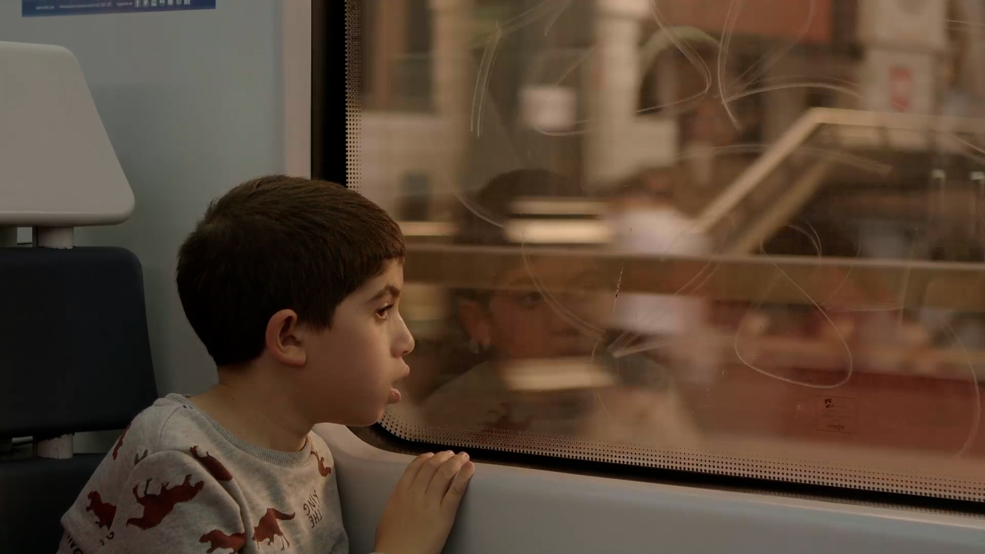 Marcos en uno de los trayectos cotidianos que el documental registra como parte de la vida familiar. CORTESÍA