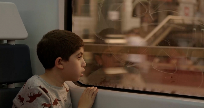 Marcos en uno de los trayectos cotidianos que el documental registra como parte de la vida familiar. CORTESÍA