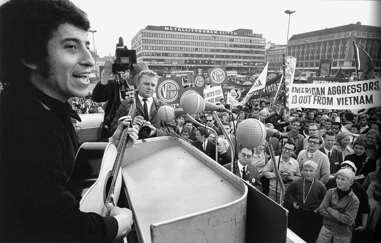 Víctor Jara, guitarra en mano, actúa en Helsinki en 1969 durante una protesta contra la guerra de Vietnam. HANNU LINDROOS / LEHTIKUVA