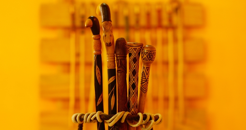 Bastones de madera utilizados en la práctica del Juego del Garrote, tallados a mano. DTP Bastones de madera utilizados en la práctica del Juego del Garrote, tallados a mano. DTP