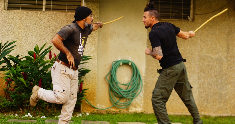 El Juego del Garrote se enseña a través del duelo controlado y la repetición física, sin reglas pero con códigos. DTP El Juego del Garrote se enseña a través del duelo controlado y la repetición física, sin reglas pero con códigos. DTP