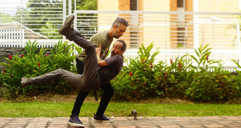 Un ejercicio de combate con bastón en espacio abierto, una de las formas tradicionales de enseñanza del garrote. DTP Un ejercicio de combate con bastón en espacio abierto, una de las formas tradicionales de enseñanza del garrote. DTP