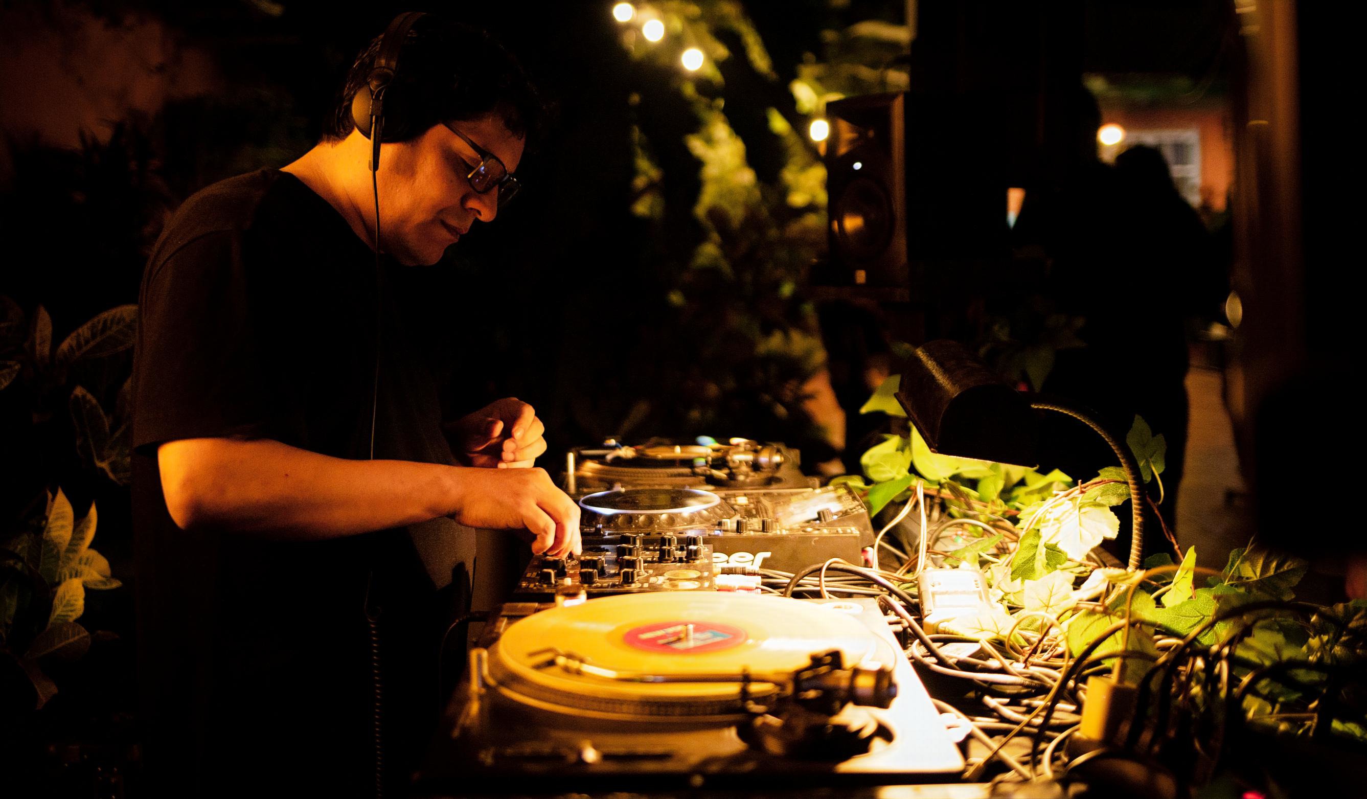 El fundador de Buh Records, Luis Alvarado, pasó del underground limeño a dirigir un sello con casi 200 discos. ÁLVARO BUENDÍA