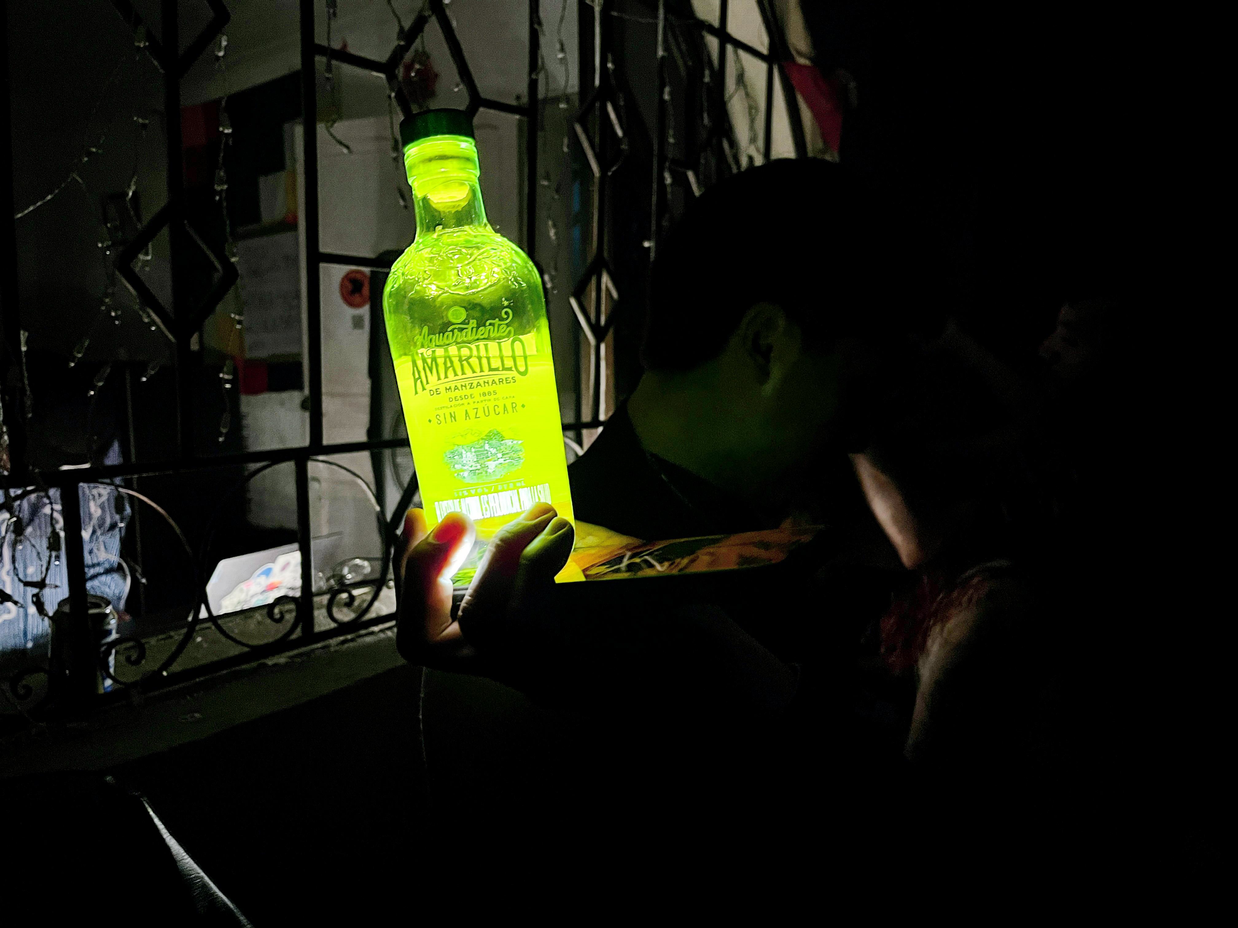 Amarillo de Manzanares, el aguardiente que estuvo años vetado fuera de Caldas, se ha convertido en uno de los grandes beneficiados de la apertura del mercado. HÉCTOR ESTEPA