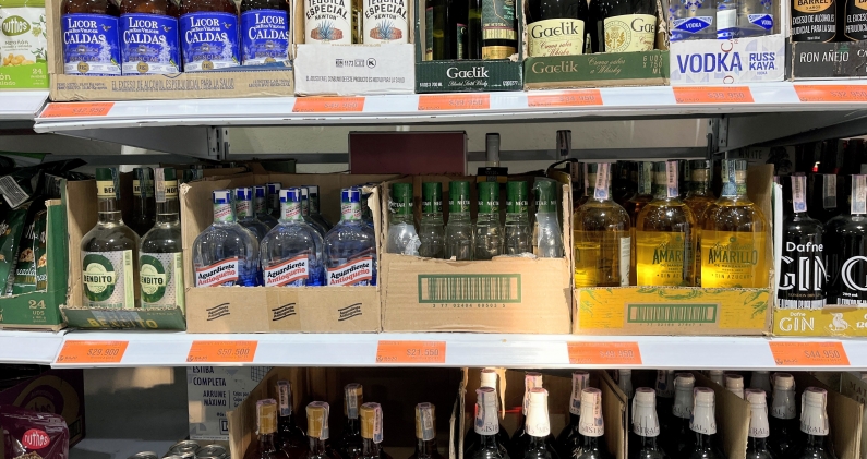 Botellas de distintas marcas de aguardiente comparten estantería en un supermercado de Bogotá. H.P.
