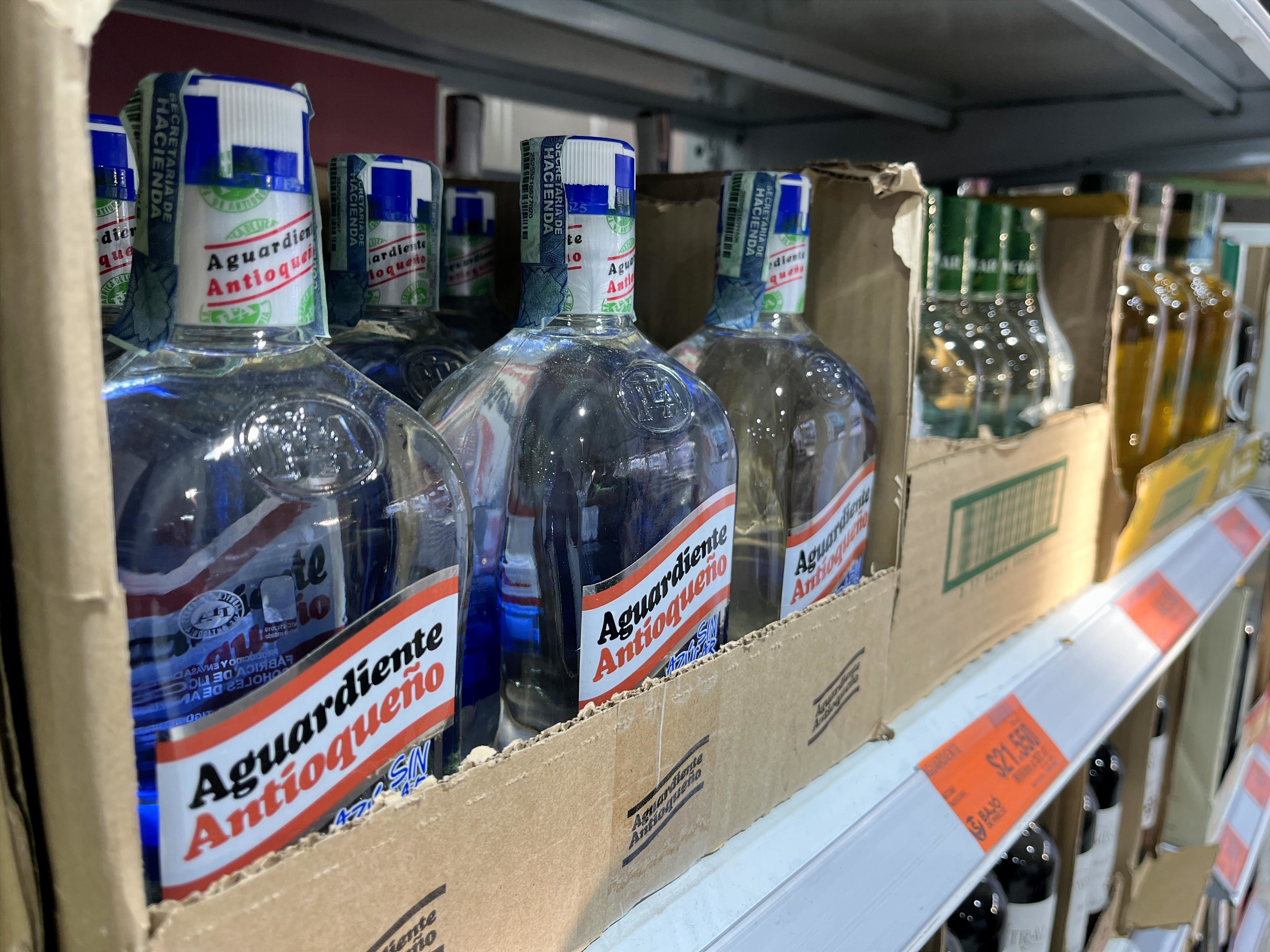 Aguardiente Antioqueño en una estantería, una marca histórica que ahora compite en un escenario de mayor apertura. H.E.