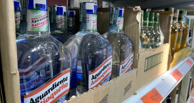Aguardiente Antioqueño en una estantería, una marca histórica que ahora compite en un escenario de mayor apertura. H.E.