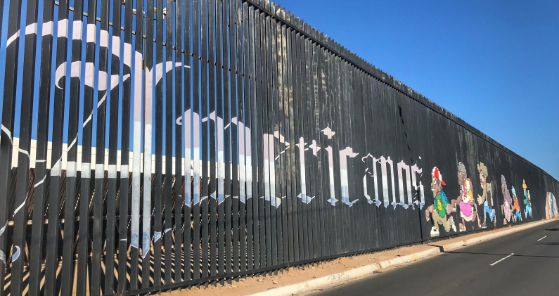 El muro construido durante la presidencia de Donald Trump, en la frontera entre México y EEUU. VÍCTOR MARTÍNEZ-CENICEROS El muro construido durante la presidencia de Donald Trump, en la frontera entre México y EEUU. VÍCTOR MARTÍNEZ-CENICEROS