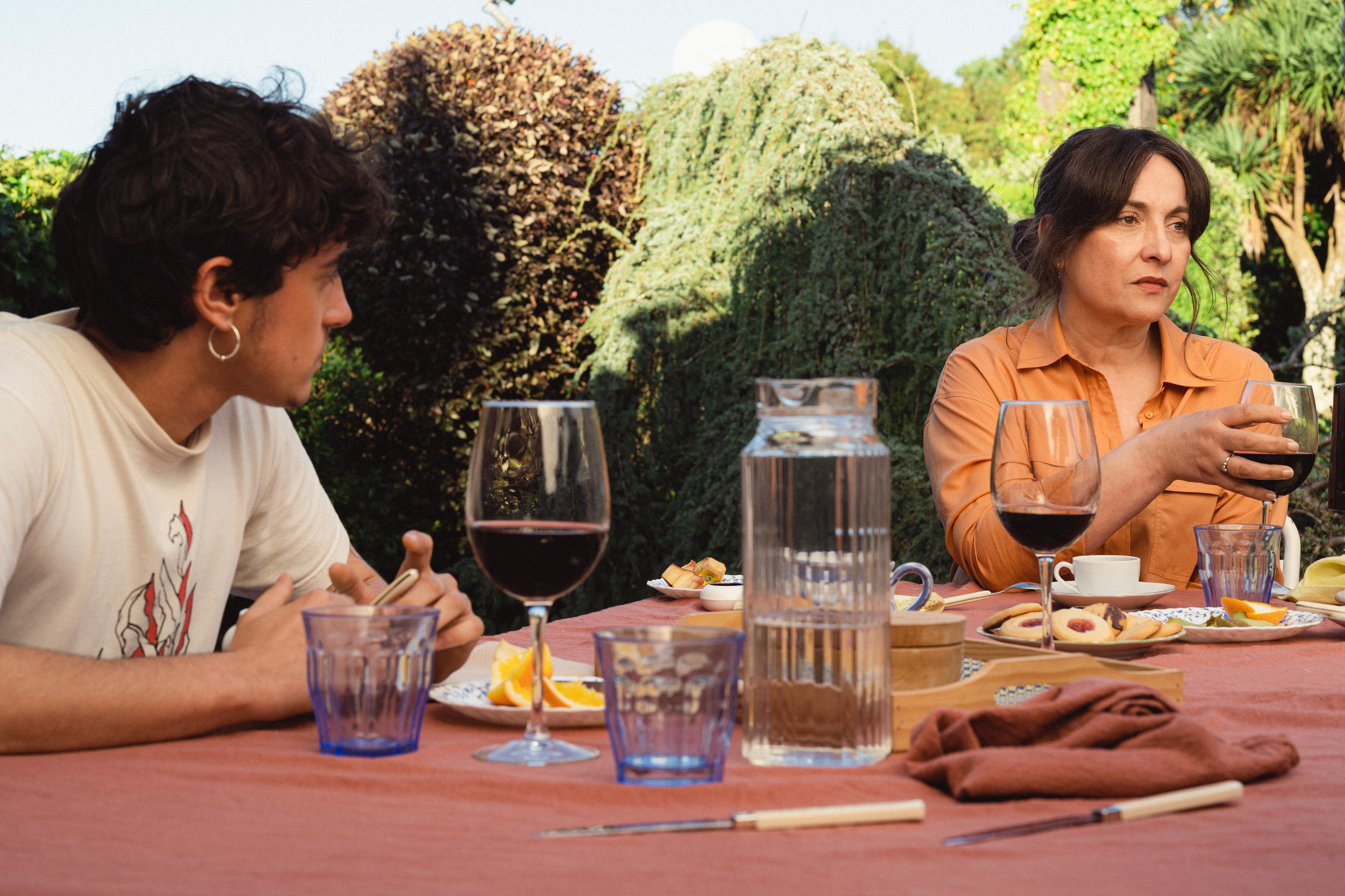 Denís (Adam Prieto) y Bea (Mara Sánchez) en 'Las líneas discontinuas', el segundo largometraje de la directora gallega Anxos Fazáns. CORTESÍA