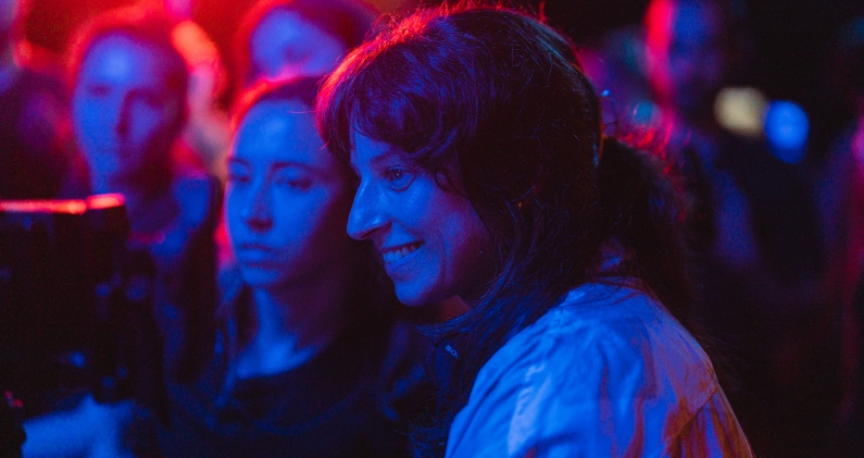 La directora gallega Anxos Fazáns, durante el rodaje de 'Las líneas discontinuas', su segundo largometraje. SABERLA EIRIZ